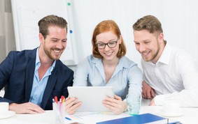 rhp finanzplaner mit Team aus Worms